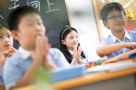 小学生在教室里图片