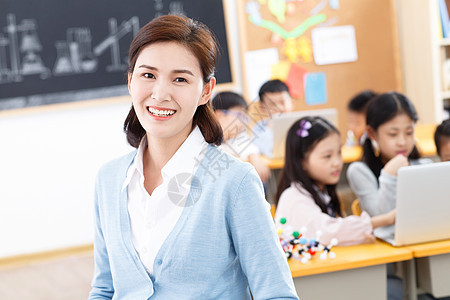 女教师和小学生们在教室里图片