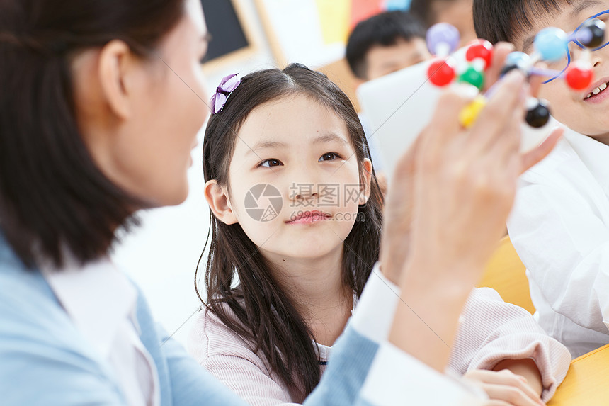 女教师和小学生在教室里图片