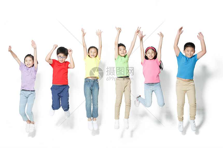 生长高举手臂欢乐的小学生跳跃图片