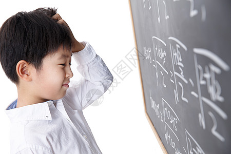 学生教室拍摄环境10岁到11岁小学男生被数学题难住背景