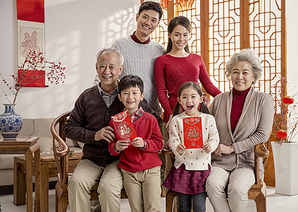 拿红包男孩兴奋文化孙辈幸福家庭过新年背景