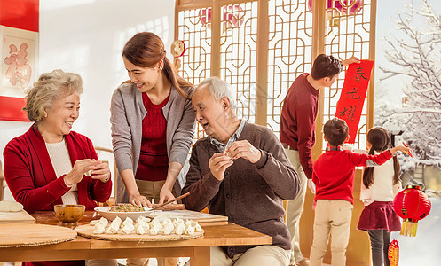 传统庆典东亚水平构图幸福家庭过年包饺子儿子高清图片素材