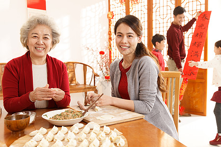 老年人饮食老年人夫妇注视镜头幸福家庭过年包饺子背景