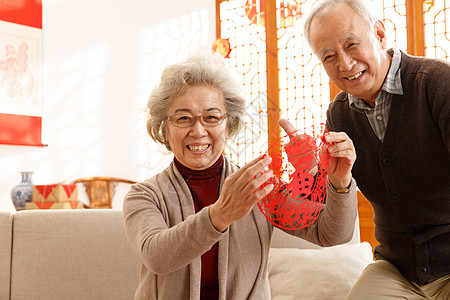 老人健康老年女人家庭生活传统庆典老年人过年贴窗花背景