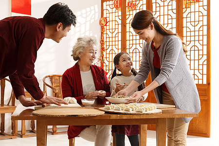 65到69岁节日元素幸福家庭过年包饺子图片