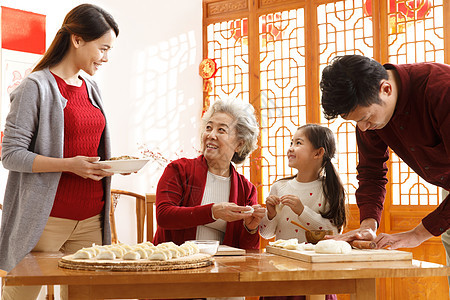 合作团结愉悦幸福家庭过年包饺子图片