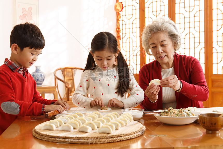 老人教孩子们学包饺子图片