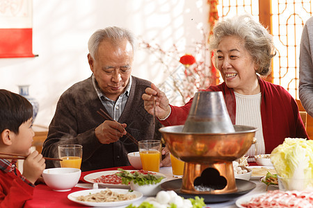 亚洲热关爱幸福家庭过年吃团圆饭图片