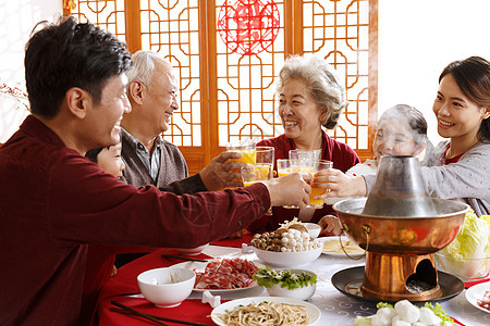 年夜饭享乐孙子幸福家庭过年吃团圆饭图片