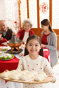 冬至祝福垂直构图冬至青年人小女孩过年端着饺子背景