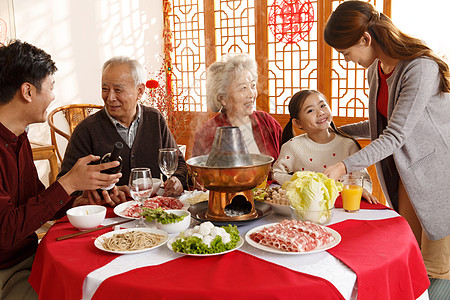 孩子吃饭女孩东亚食品幸福家庭过年吃团圆饭背景