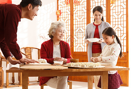父亲母亲传统节日幸福家庭过年包饺子图片