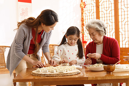 东方人亲情团结幸福家庭过年包饺子图片