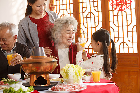 四个人拿着火锅幸福家庭过年吃团圆饭图片
