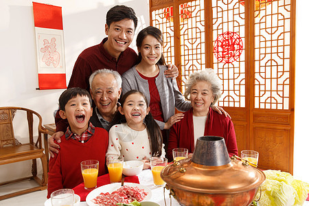东方人节日大家庭幸福家庭过年吃团圆饭图片