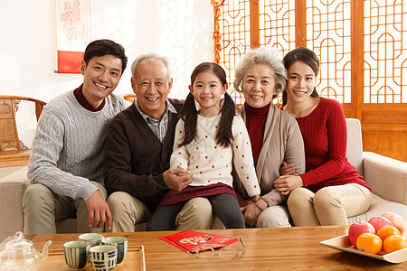 住宅房间女儿中年男人幸福家庭过新年图片