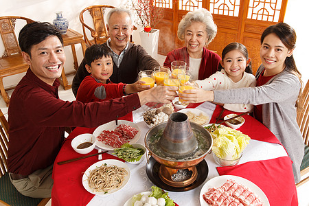 中年人水平构图女孩幸福家庭过年吃团圆饭高清图片