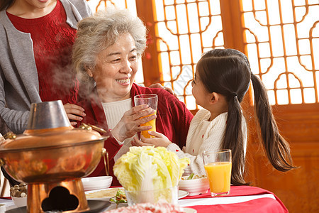 春节温馨节日幸福家庭过年吃团圆饭图片