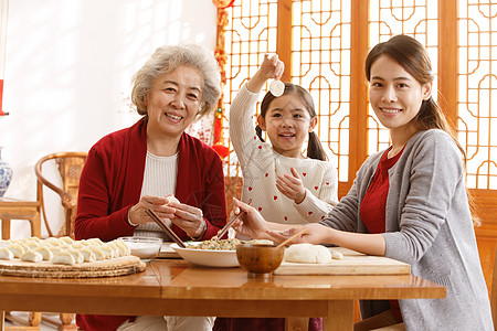 老年人饮食团结孙女老年人幸福家庭过年包饺子背景