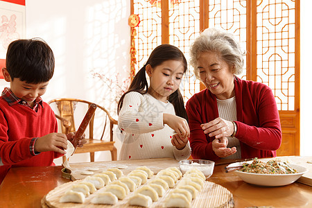 孙辈老年人60多岁幸福家庭过年包饺子欢乐高清图片素材