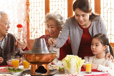 快乐休闲装四个人幸福家庭过年吃团圆饭图片