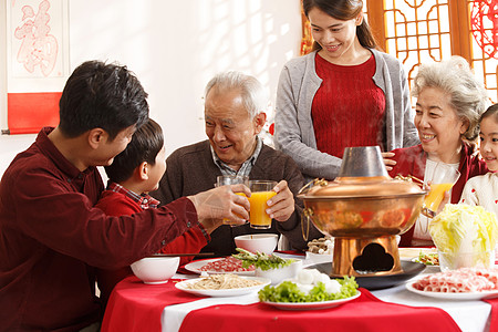 夫妇联系元素幸福家庭过年吃团圆饭高清图片