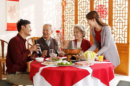 夫妇休闲装60多岁幸福家庭过年吃团圆饭图片