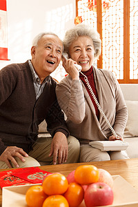 成年人女人春节老年夫妇打电话高清图片