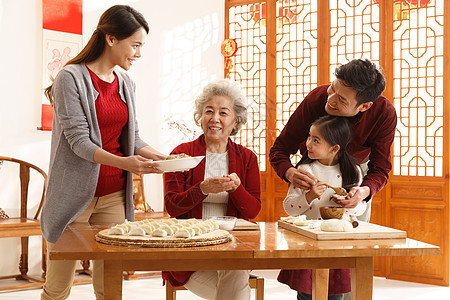 独生子家庭合作兴奋幸福家庭过年包饺子图片