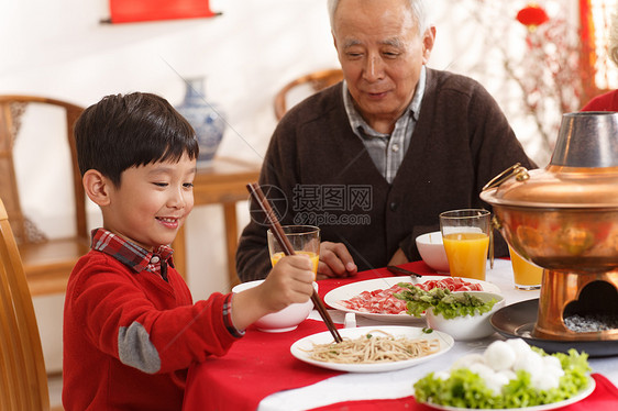 户内享乐筷子幸福家庭过年吃团圆饭图片