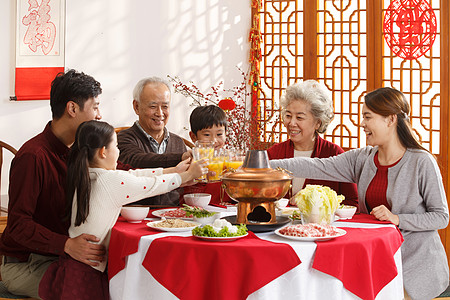 儿子人家庭生活喜庆幸福家庭过年吃团圆饭背景