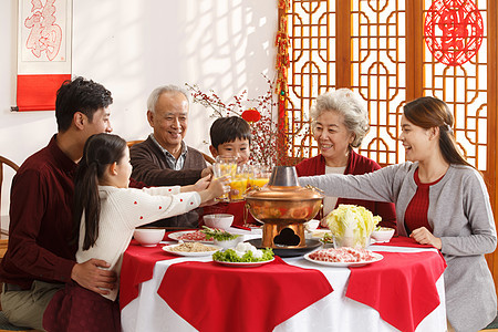 人家庭生活喜庆幸福家庭过年吃团圆饭图片
