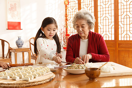 东方人可爱的彩色图片幸福家庭过年包饺子图片