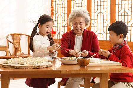 满意成年人隔辈亲幸福家庭过年包饺子新年前夕高清图片素材