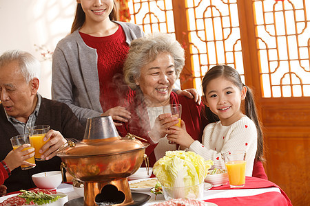 祝福三代同堂老年人幸福家庭过年吃团圆饭图片