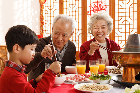 成年人水平构图温馨家园幸福家庭过年吃团圆饭图片