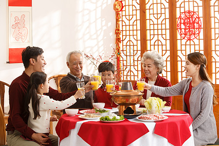 温馨家园肉毛衣幸福家庭过年吃团圆饭高清图片