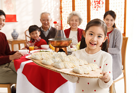 可爱的青年女人摄影小女孩过年端着饺子图片