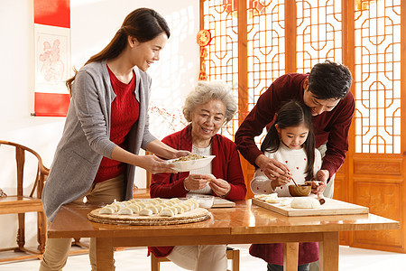 传统父亲亲情幸福家庭过年包饺子图片