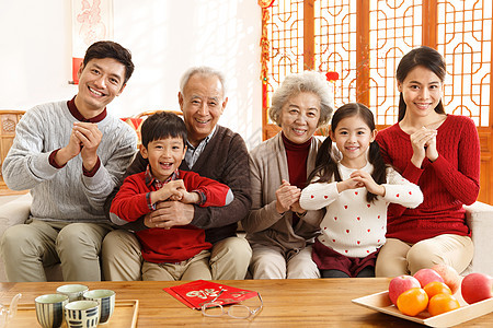 庆祝可爱的65到69岁幸福家庭过新年东方人高清图片素材