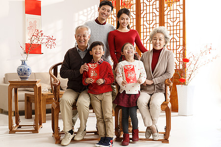 贴福字老人满意亚洲老年人幸福家庭过新年背景