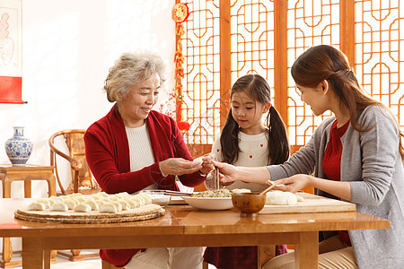 传统庆典东方人人幸福家庭过年包饺子图片