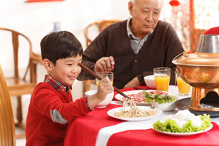 新年春节吃饭幸福家庭过年吃团圆饭图片