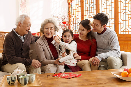 父亲可爱的春节幸福家庭过年打电话图片