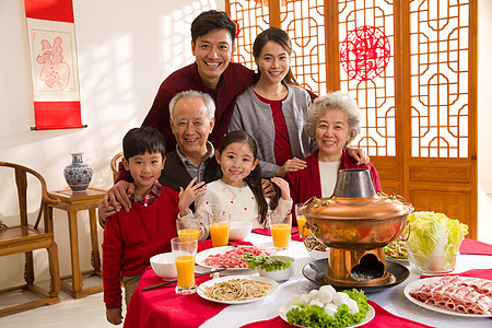温馨天真传统文化幸福家庭过年吃团圆饭图片
