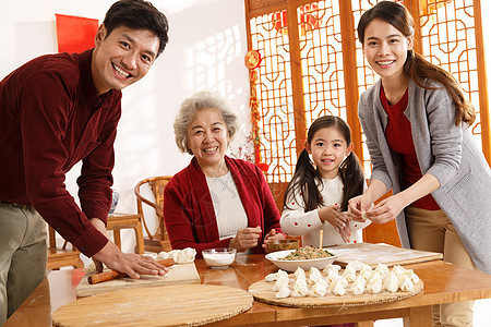 聚会青年人白昼幸福家庭过年包饺子图片