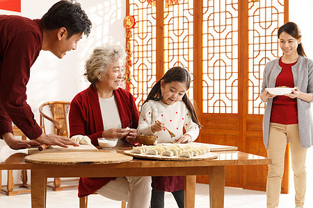 新年前夕青年人联系幸福家庭过年包饺子图片