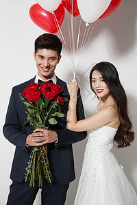 联系影棚拍摄亚洲人浪漫婚纱情侣图片