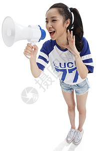 垂直构图热情东方人拿着话筒大喊的年轻女人图片素材